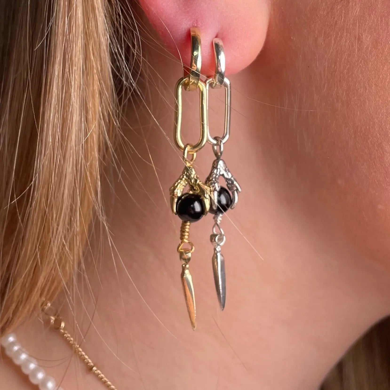 Örhängen - Hängande klo med pärla - L8Hasselblad