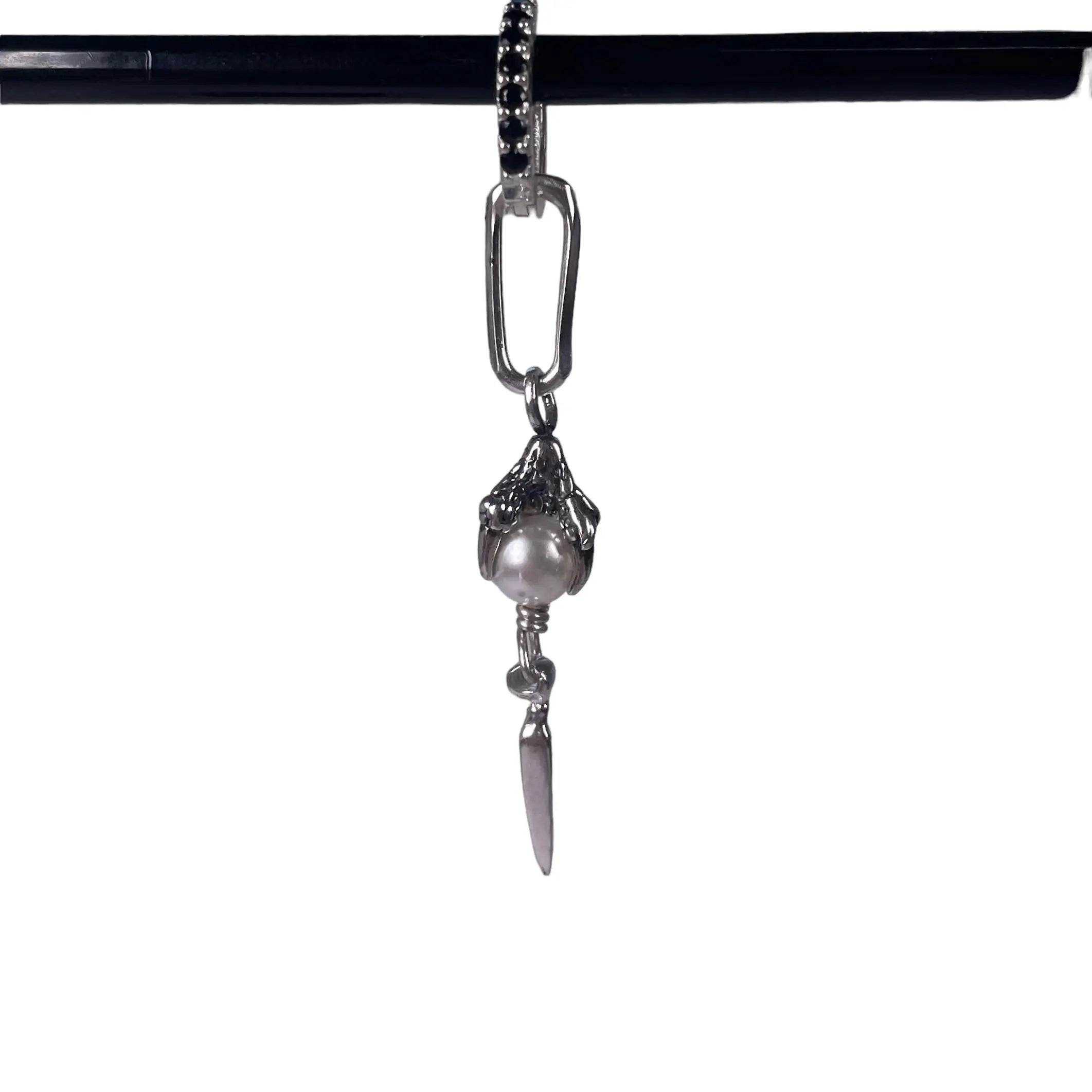 Örhängen - Hängande klo med pärla - L8Hasselblad