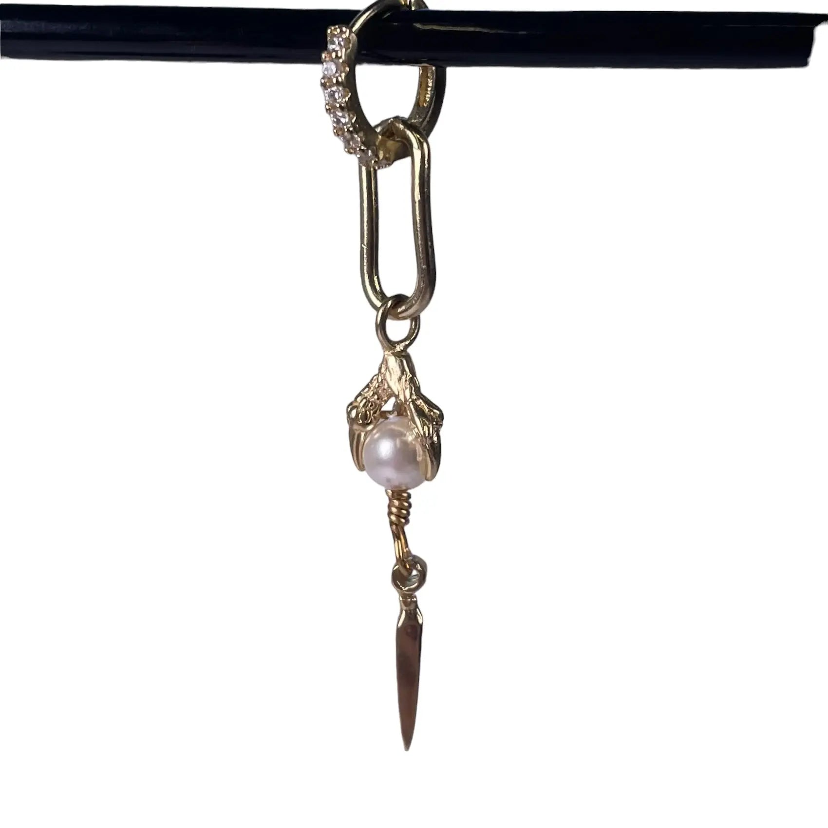 Örhängen - Hängande klo med pärla - L8Hasselblad