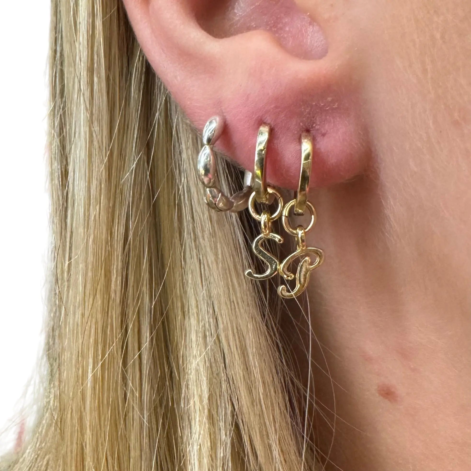 Örhängen - Kursiva bokstäver - L8Hasselblad