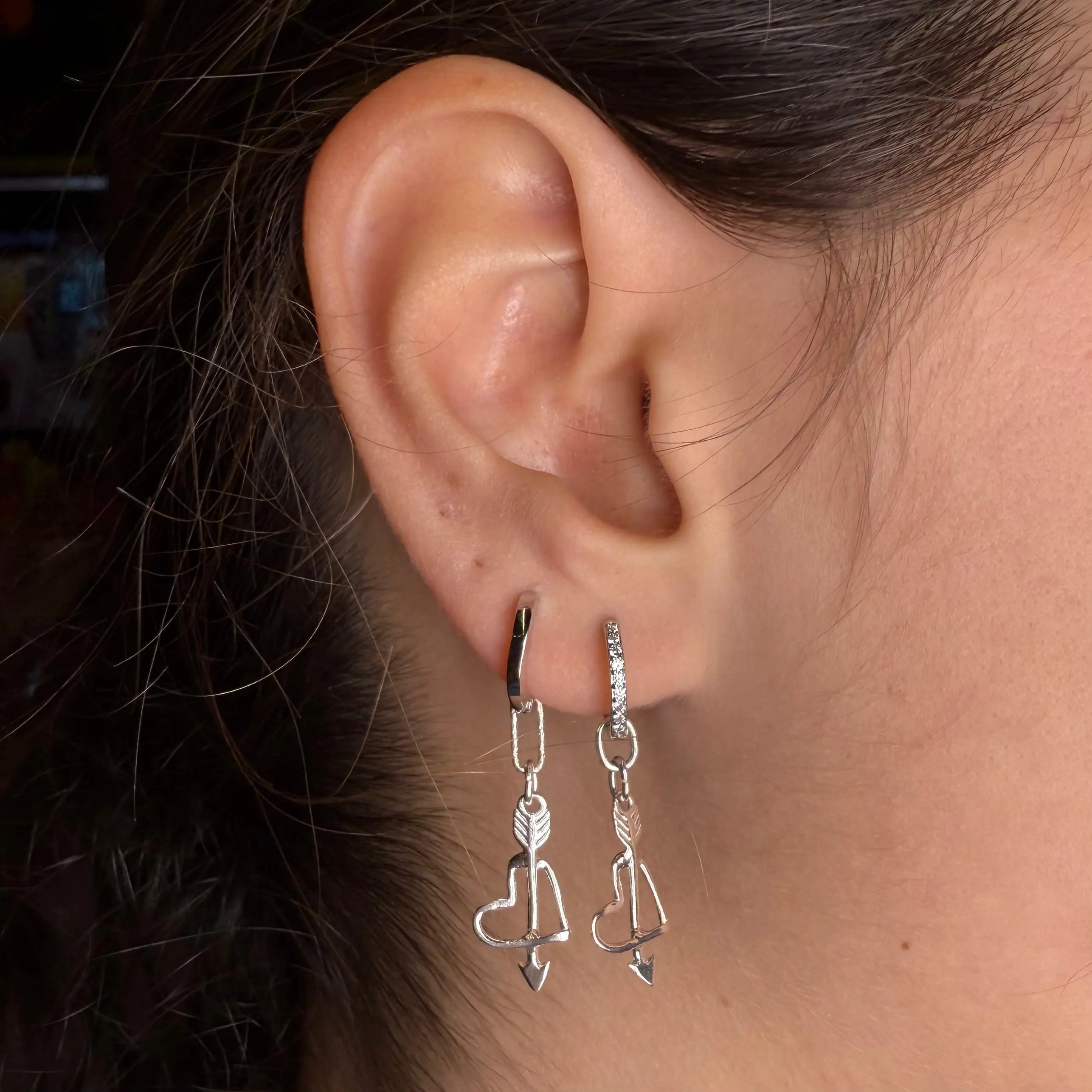 Örhängen - Tunt hjärta med pil - L8Hasselblad