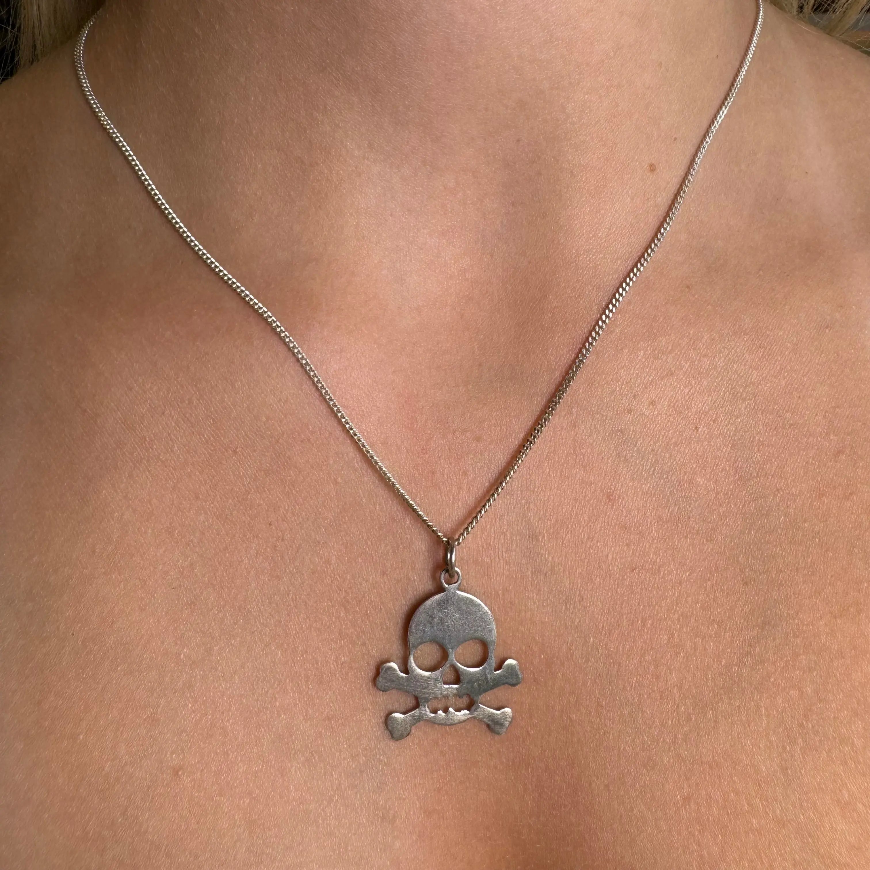 Platt dödskalle - silverhalsband - L8Hasselblad