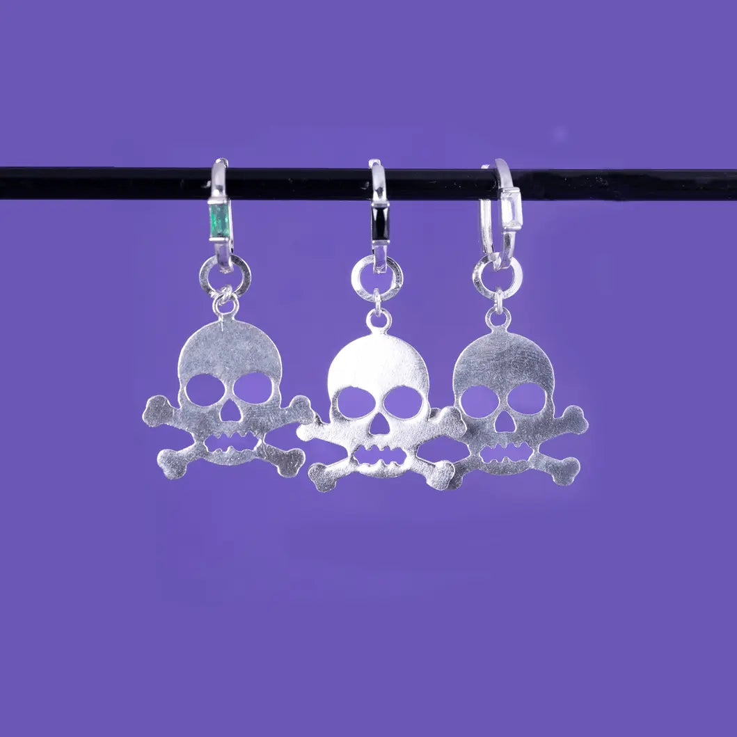 Platt dödskalle - silverörhänge - L8Hasselblad