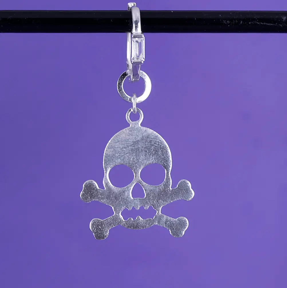 Platt dödskalle - silverörhänge - L8Hasselblad