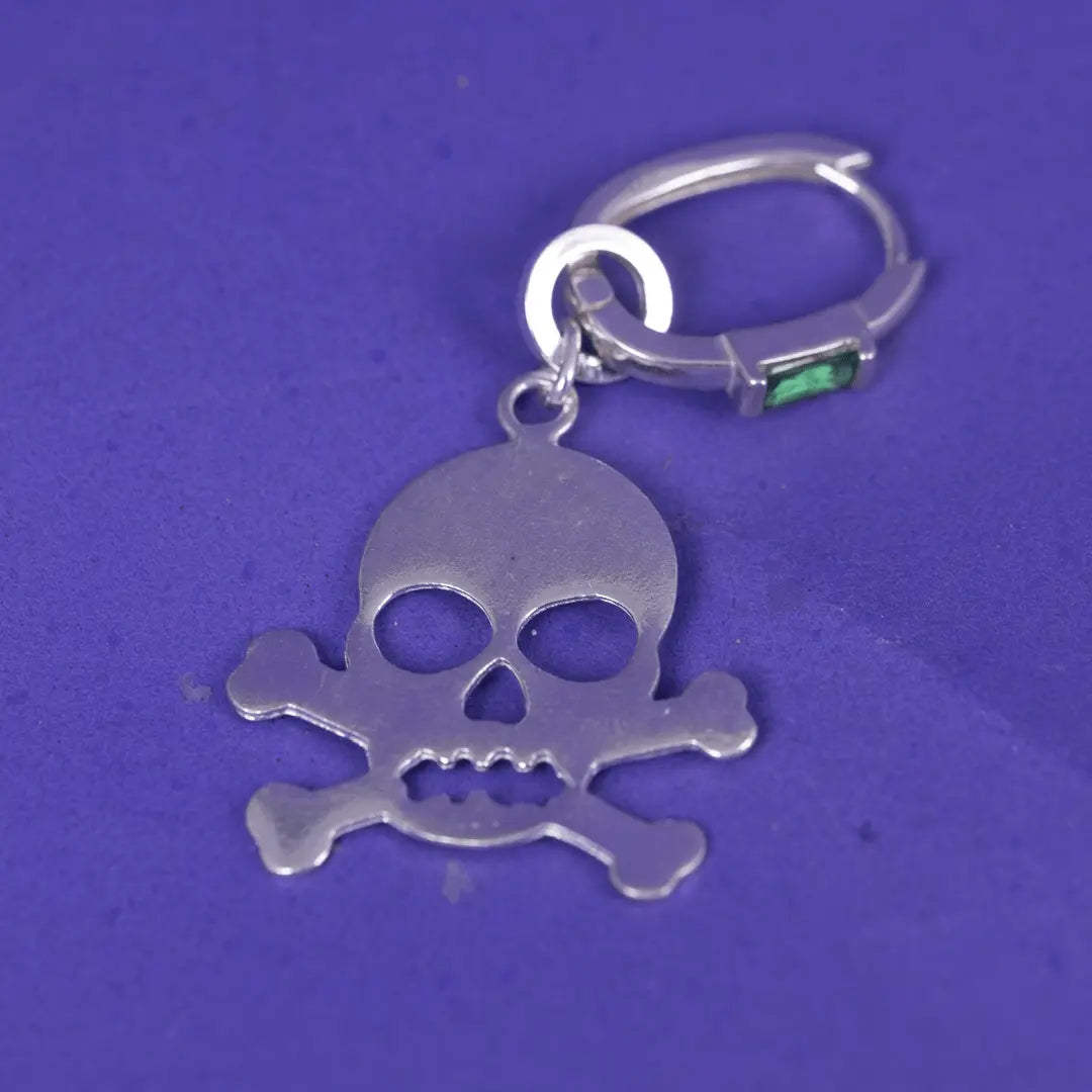 Platt dödskalle - silverörhänge - L8Hasselblad