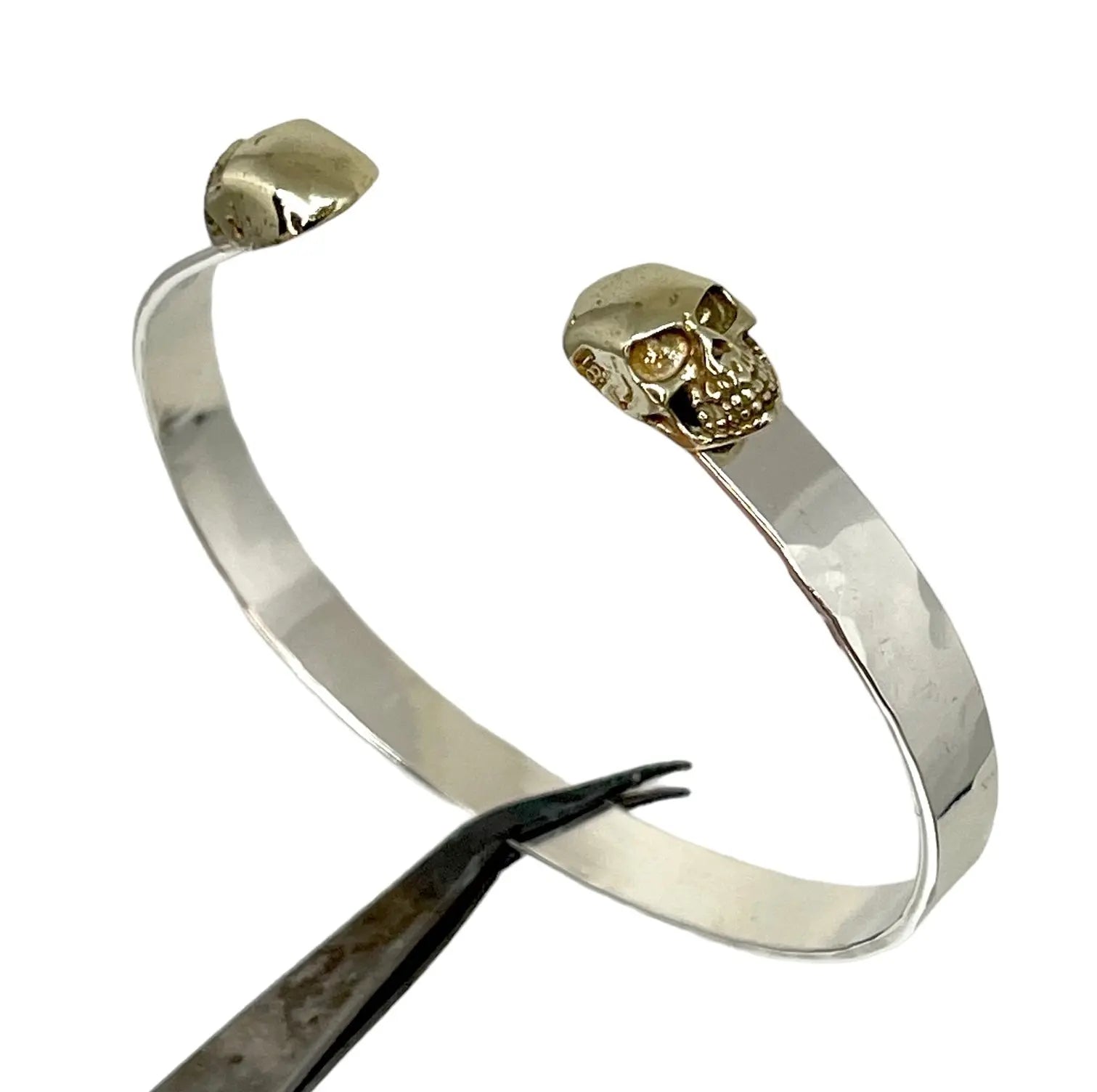 Platt dödskallearmband - L8Hasselblad