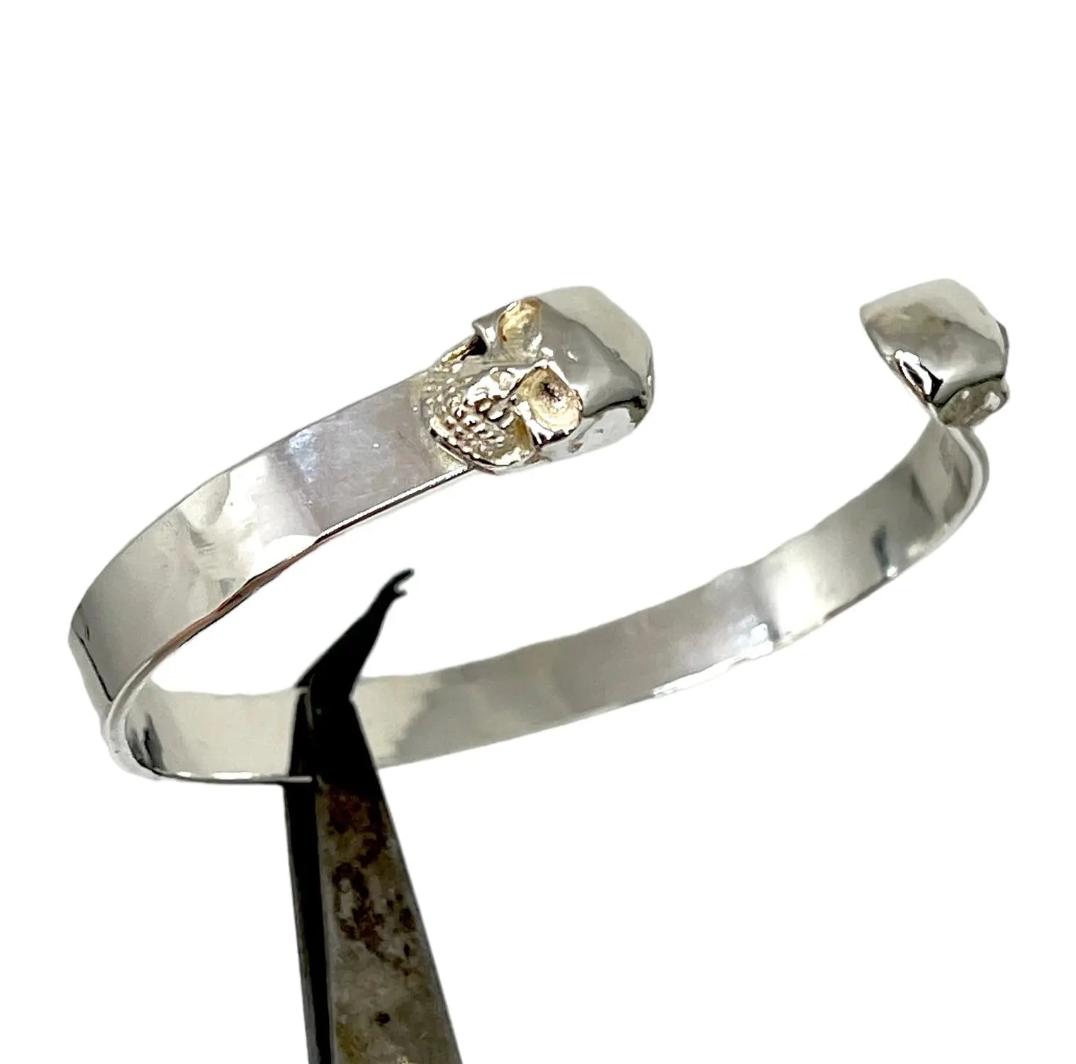 Platt dödskallearmband - L8Hasselblad