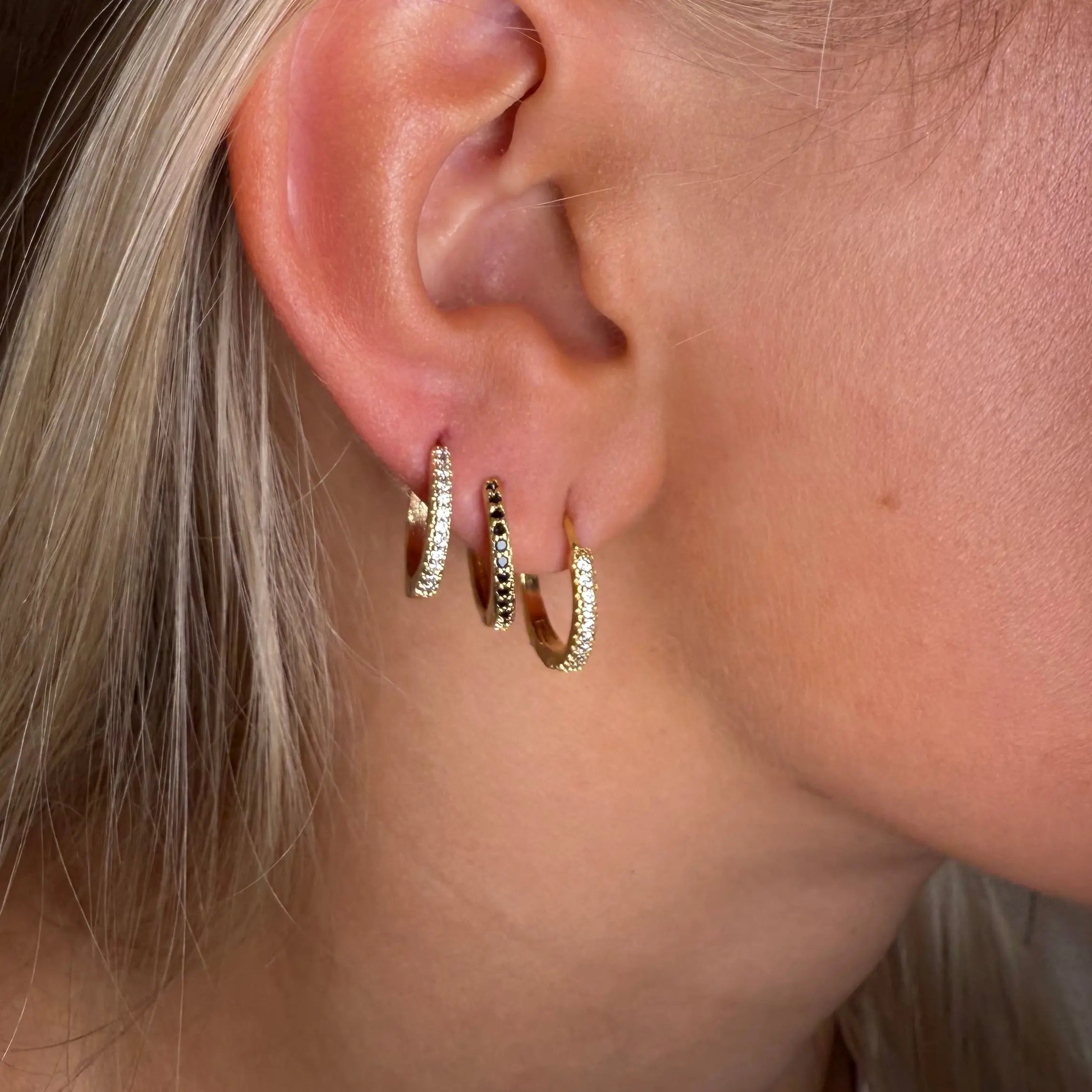 Ringar med strass - guldörhänge - L8Hasselblad