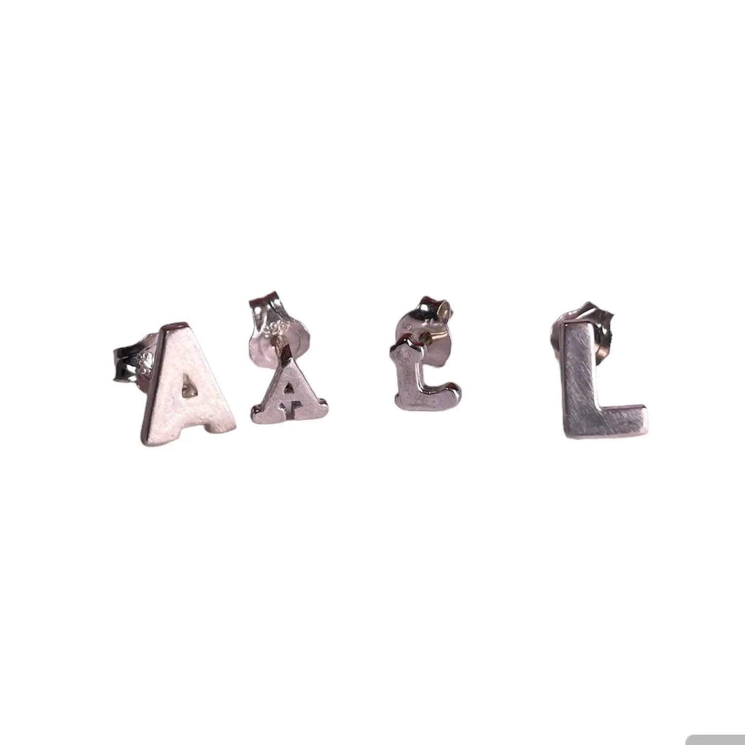 Stiftörhänge - Bokstäver - L8Hasselblad