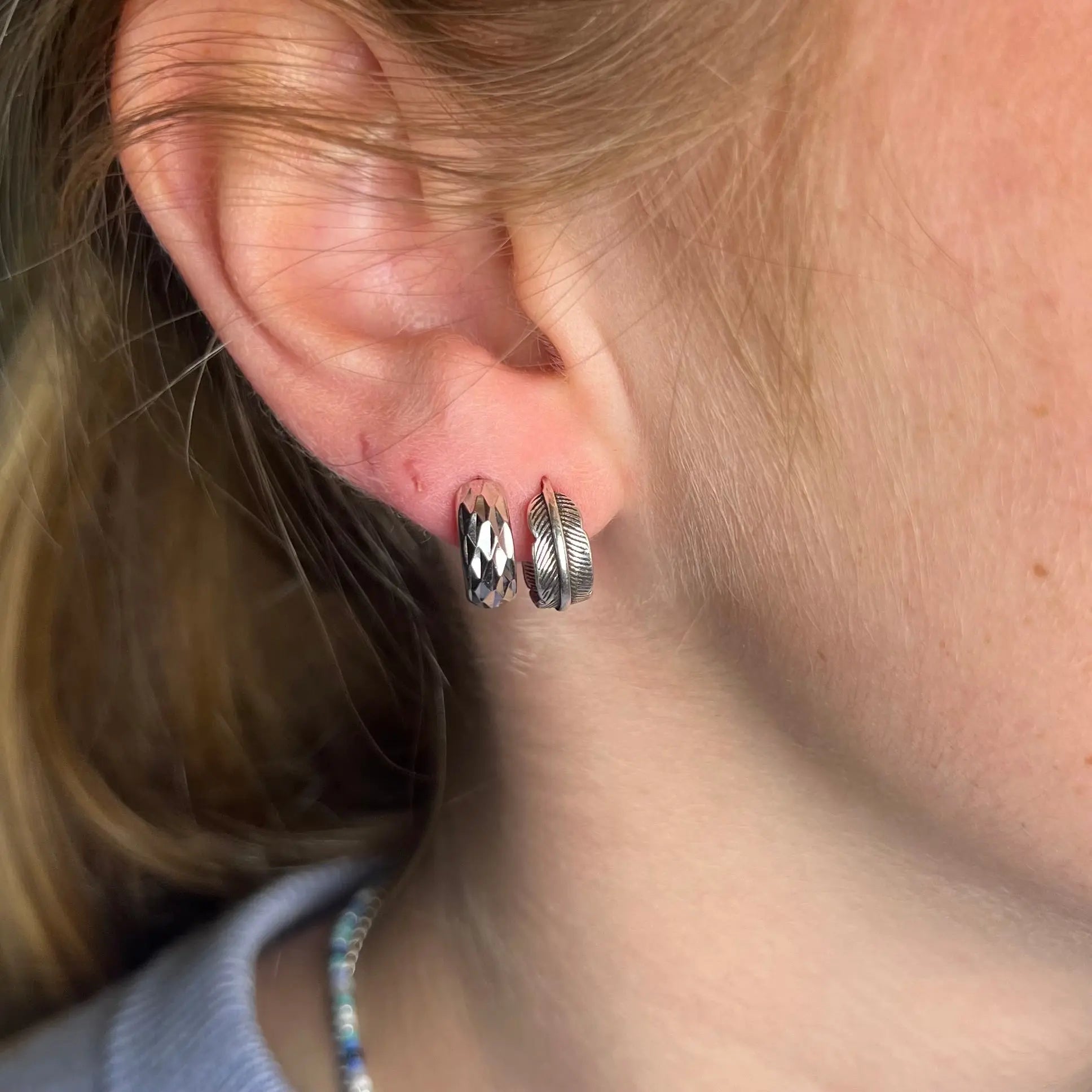 Stiftörhänge - Hoop Fjäder & Rutig - L8Hasselblad