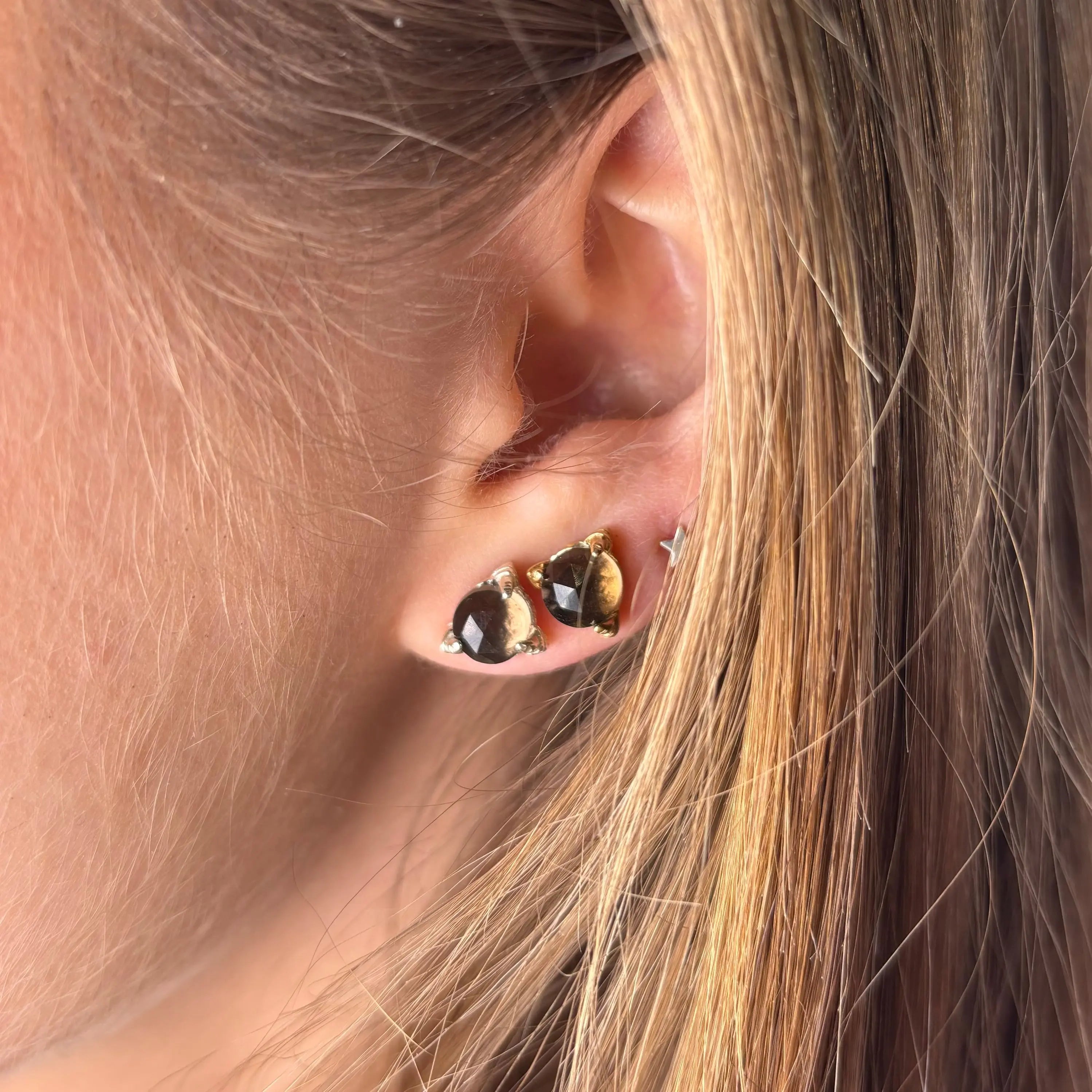 Stiftörhänge - Kråkgodis - L8Hasselblad