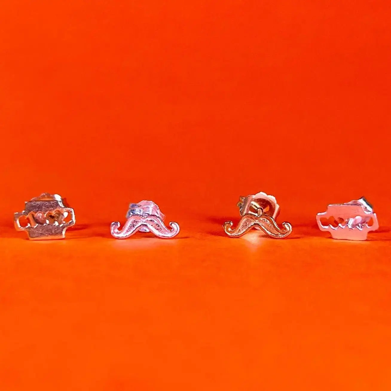 Stiftörhänge - Mustasch & Rakblad - L8Hasselblad