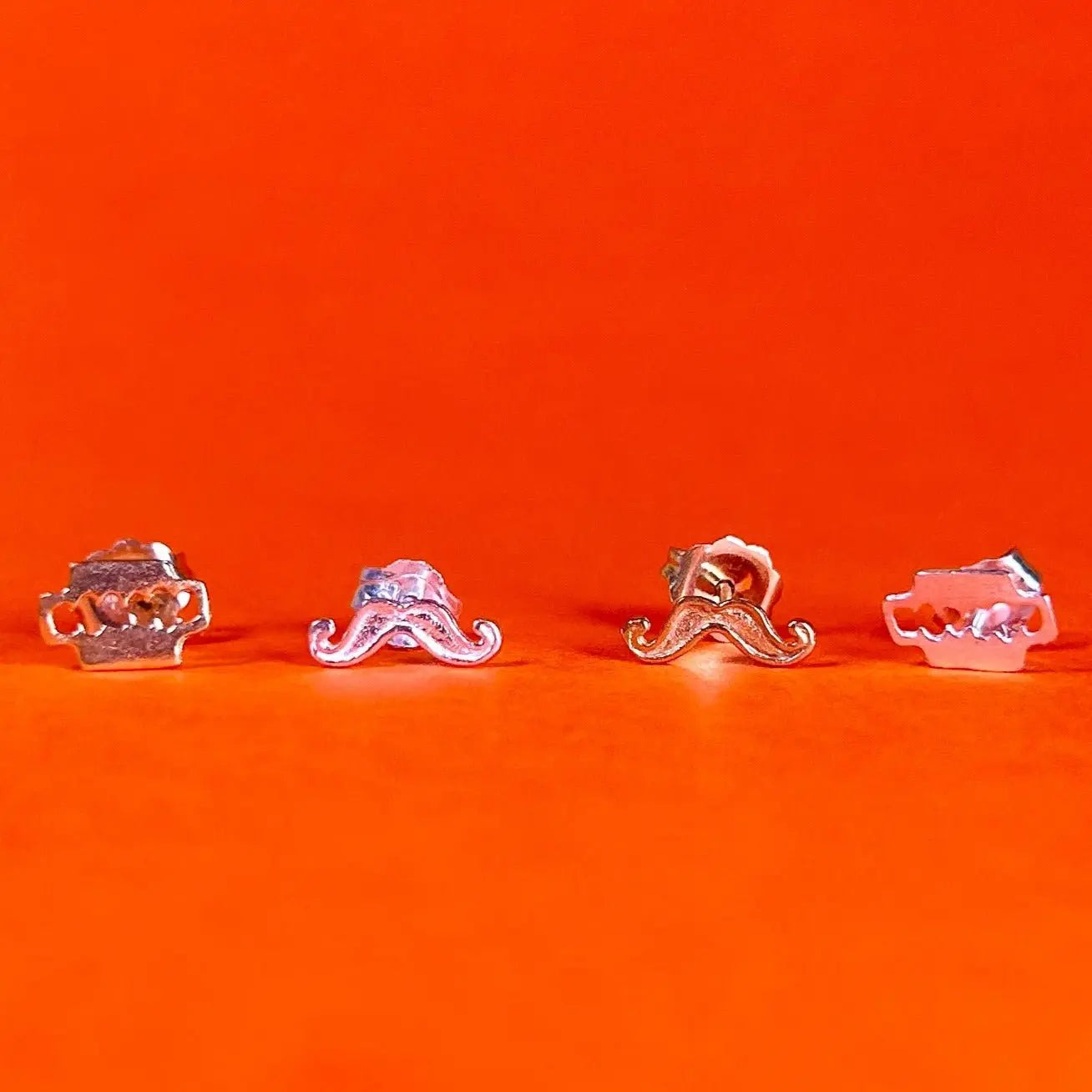 Stiftörhänge - Mustasch & Rakblad - L8Hasselblad