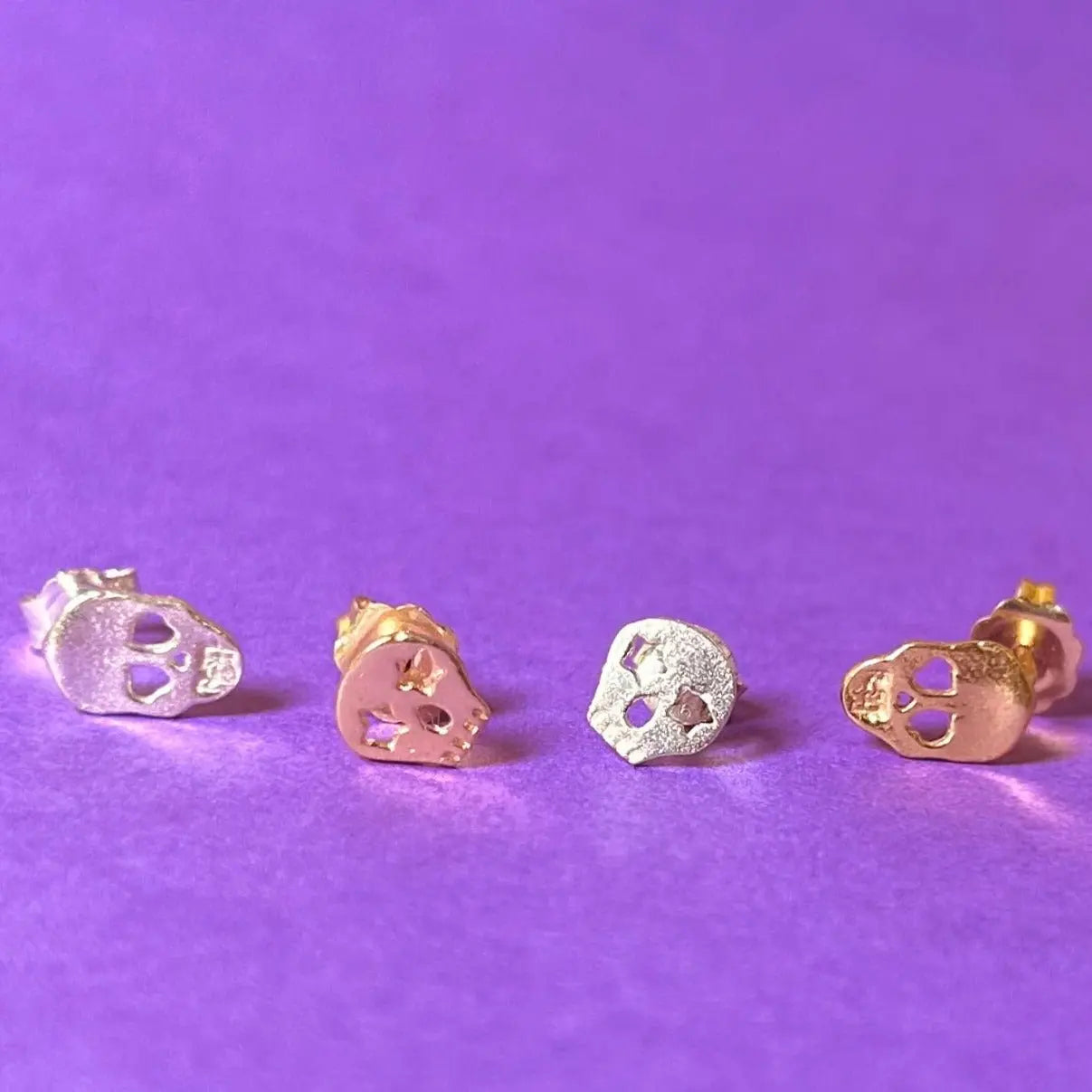 Stiftörhänge - Platta Dödskallar - L8Hasselblad