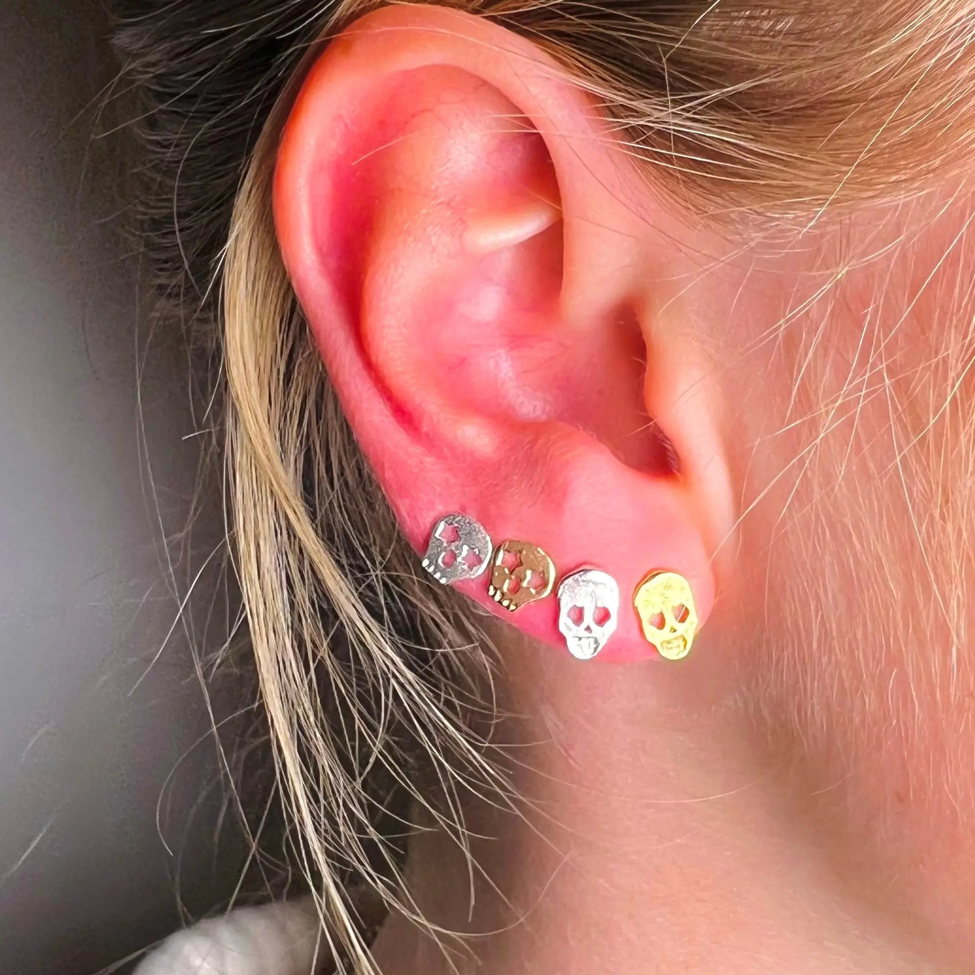 Stiftörhänge - Platta Dödskallar - L8Hasselblad