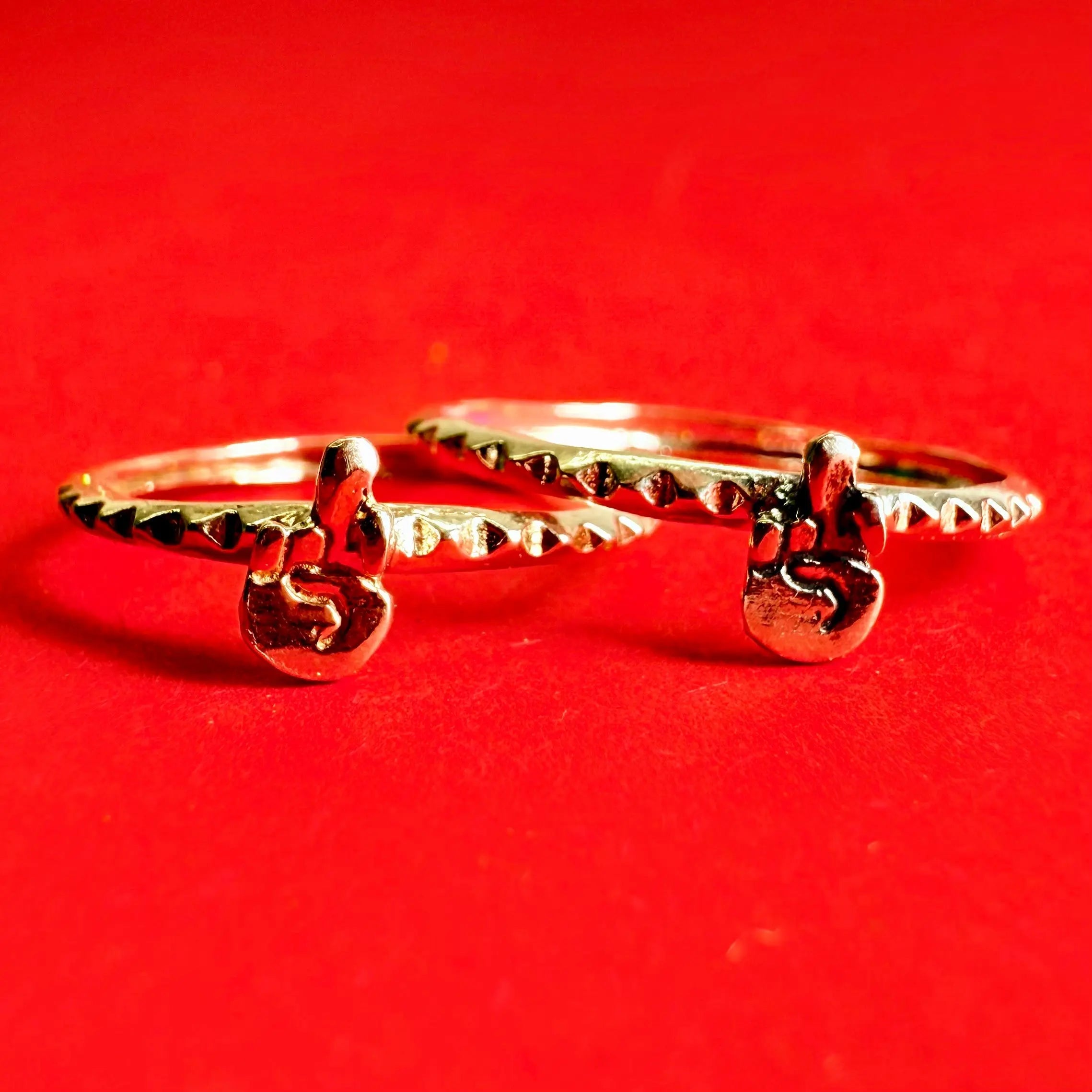 Tunn nitring med långfinger - L8Hasselblad