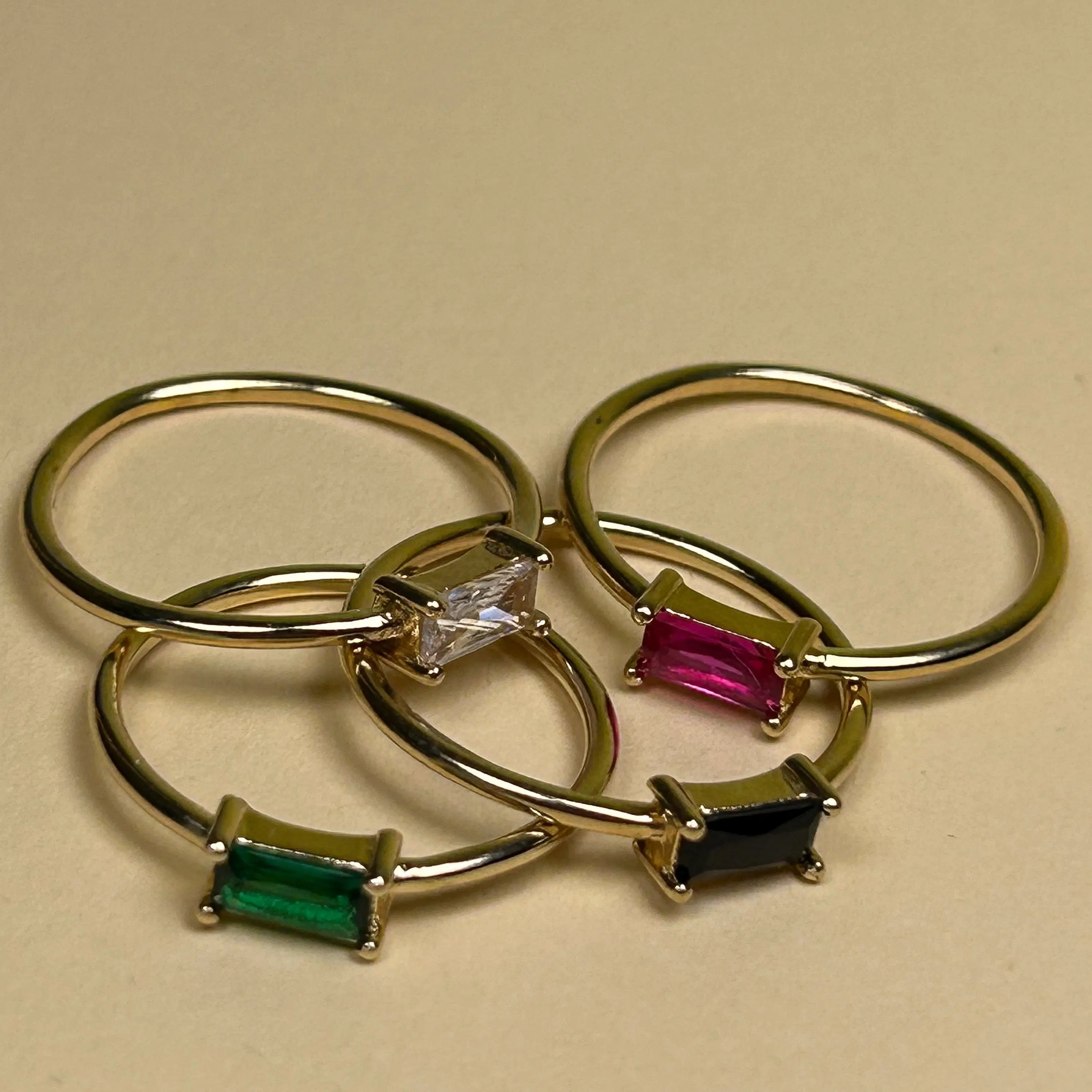 Tunn ring med baguettslipad zirkon - L8Hasselblad