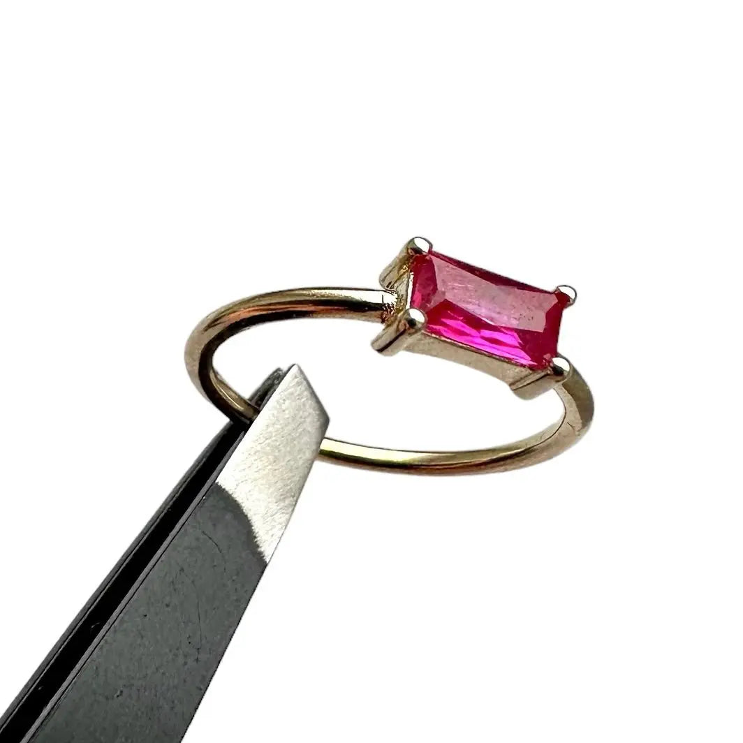 Tunn ring med baguettslipad zirkon - L8Hasselblad