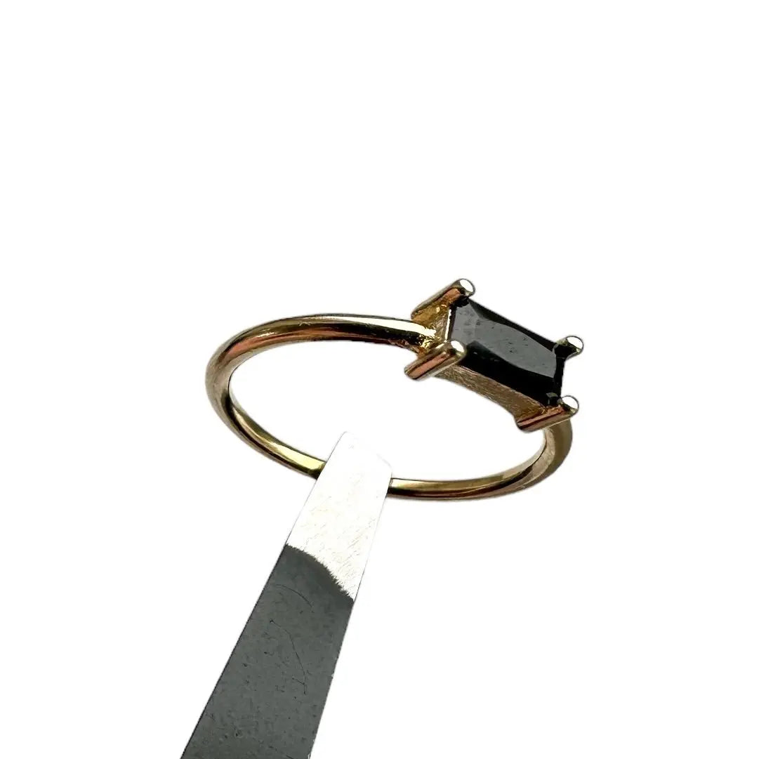 Tunn ring med baguettslipad zirkon - L8Hasselblad