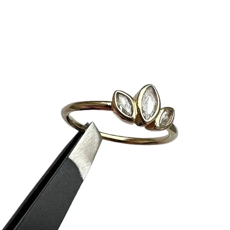 Tunn ring med blomma - L8Hasselblad