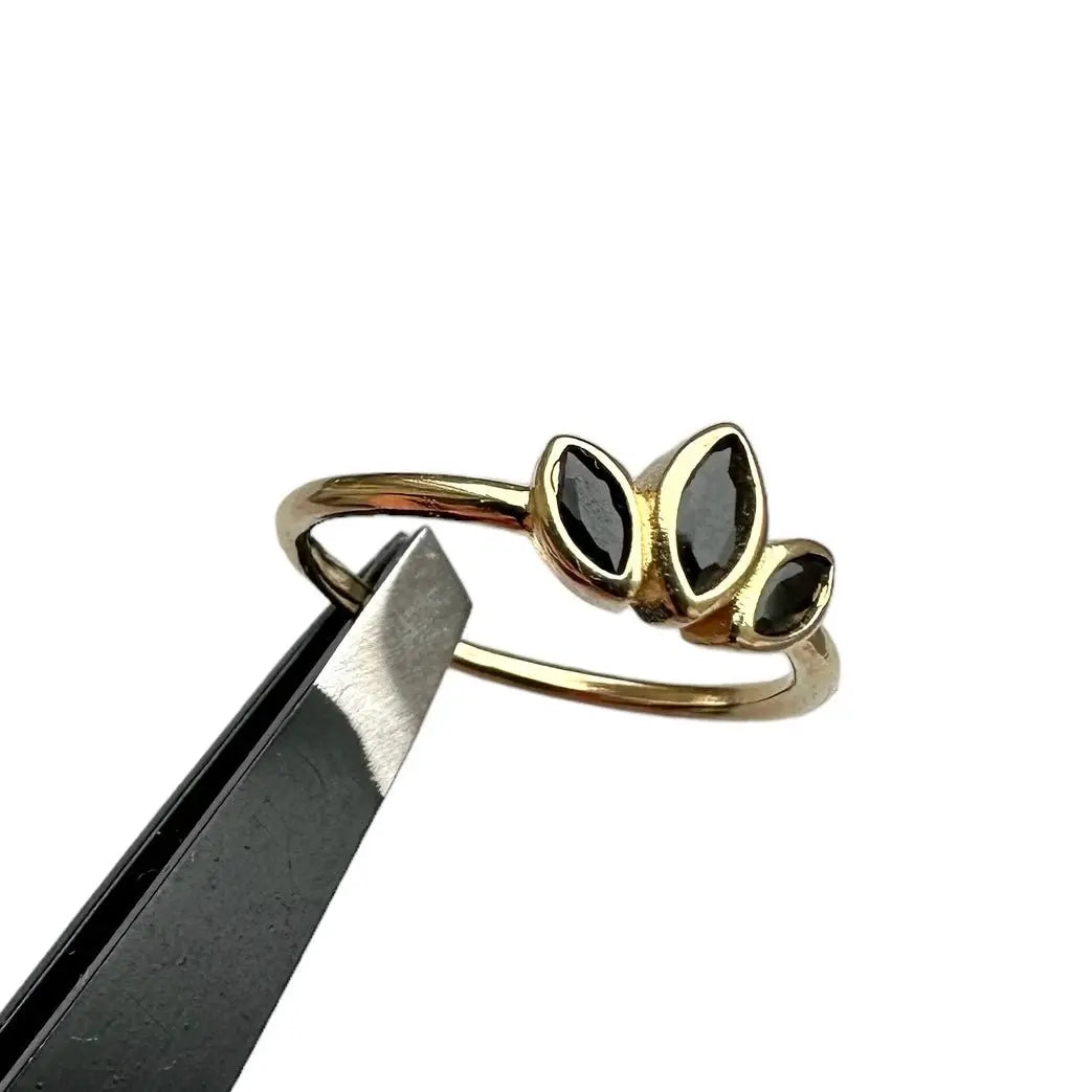 Tunn ring med blomma - L8Hasselblad