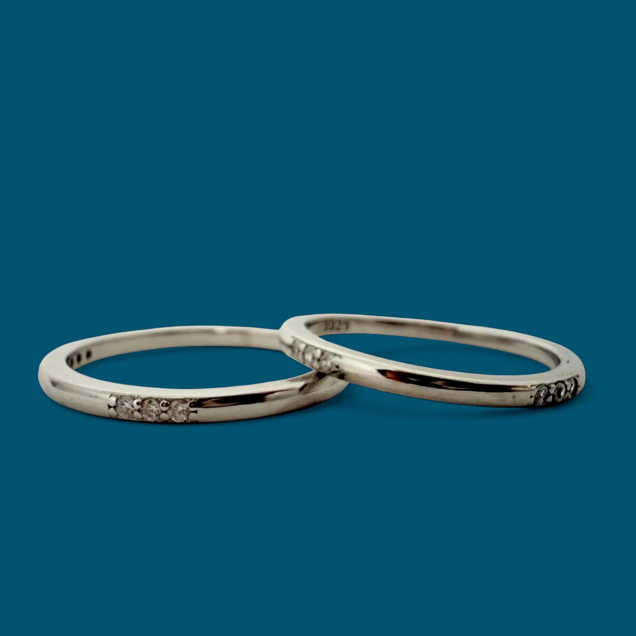 Tunn ring med zirkoner - L8Hasselblad