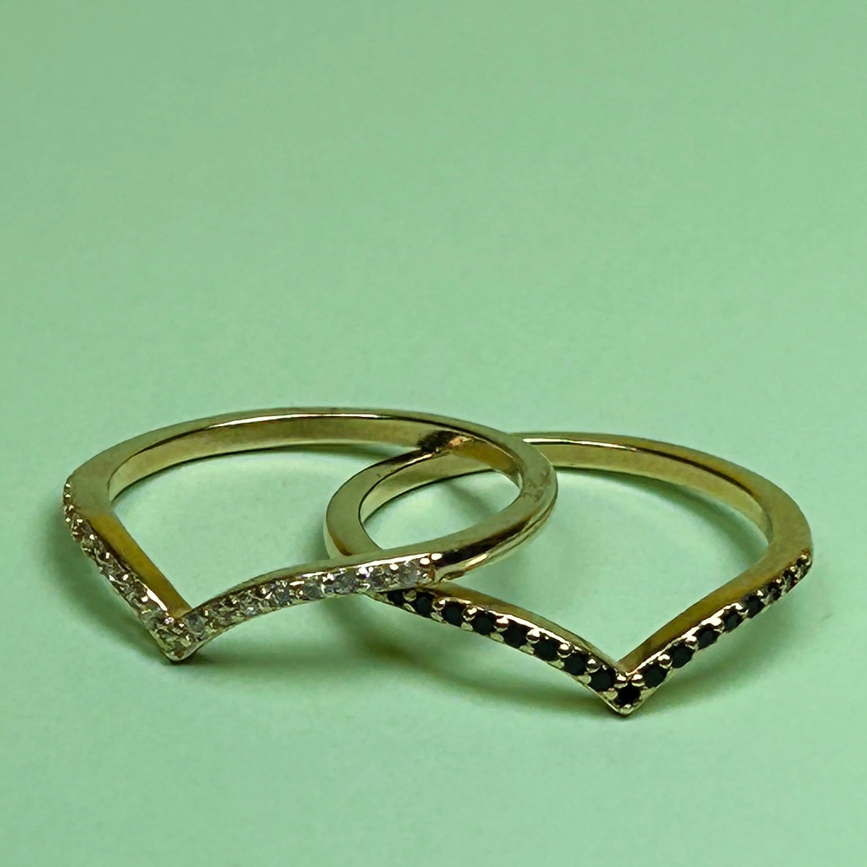 V - ring med zirkoner - L8Hasselblad