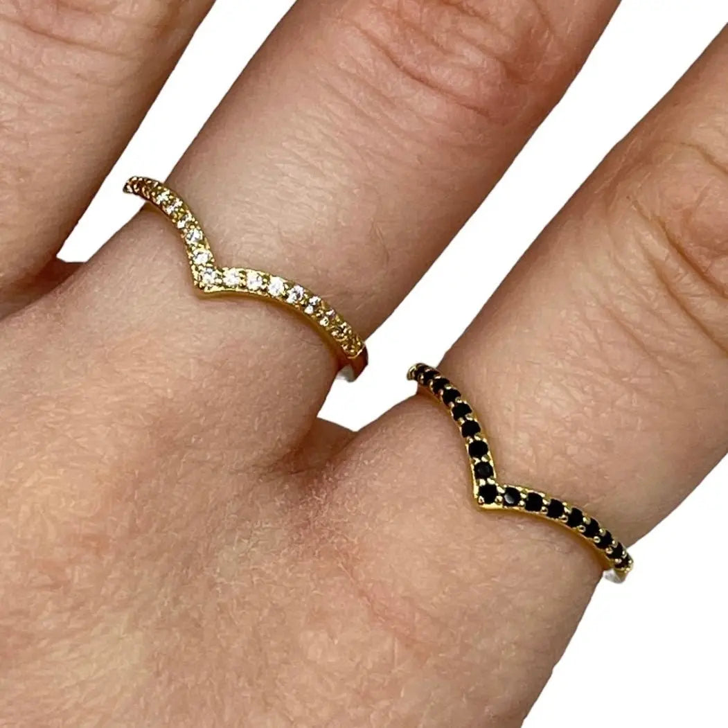 V - ring med zirkoner - L8Hasselblad