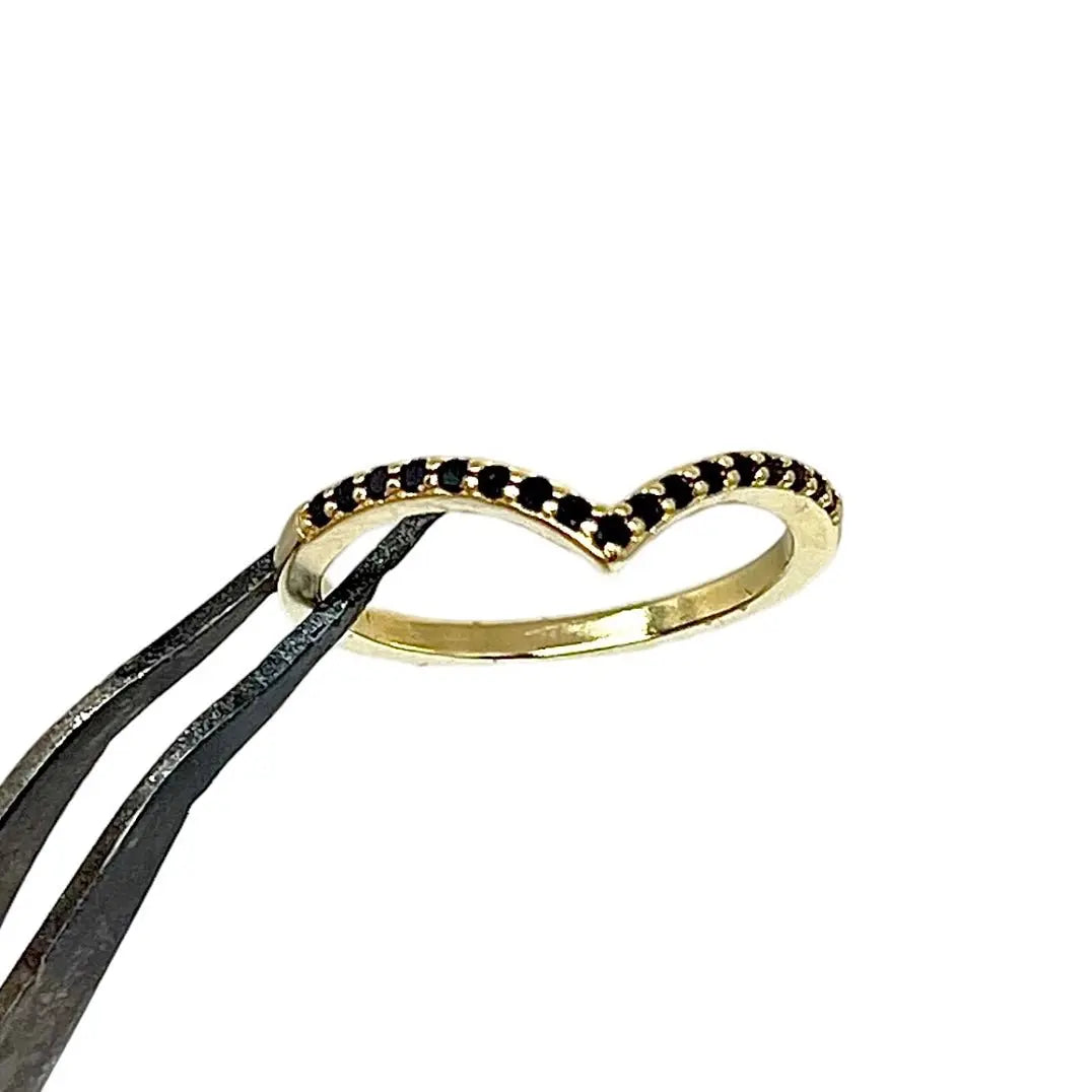 V - ring med zirkoner - L8Hasselblad