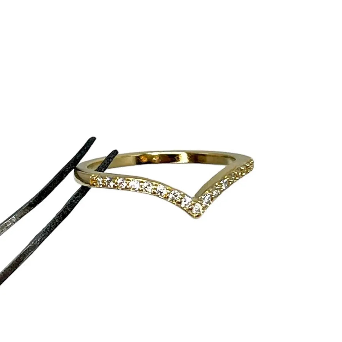 V - ring med zirkoner - L8Hasselblad