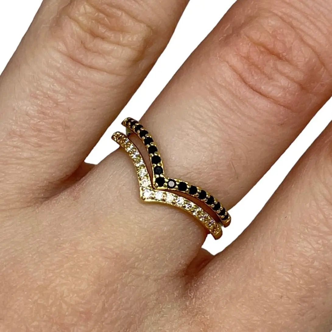 V - ring med zirkoner - L8Hasselblad