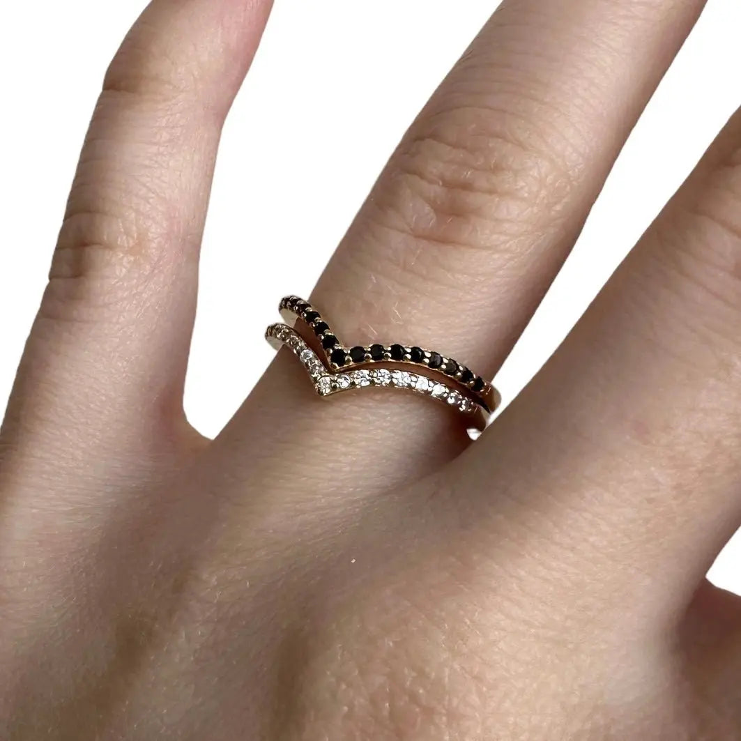 V - ring med zirkoner - L8Hasselblad