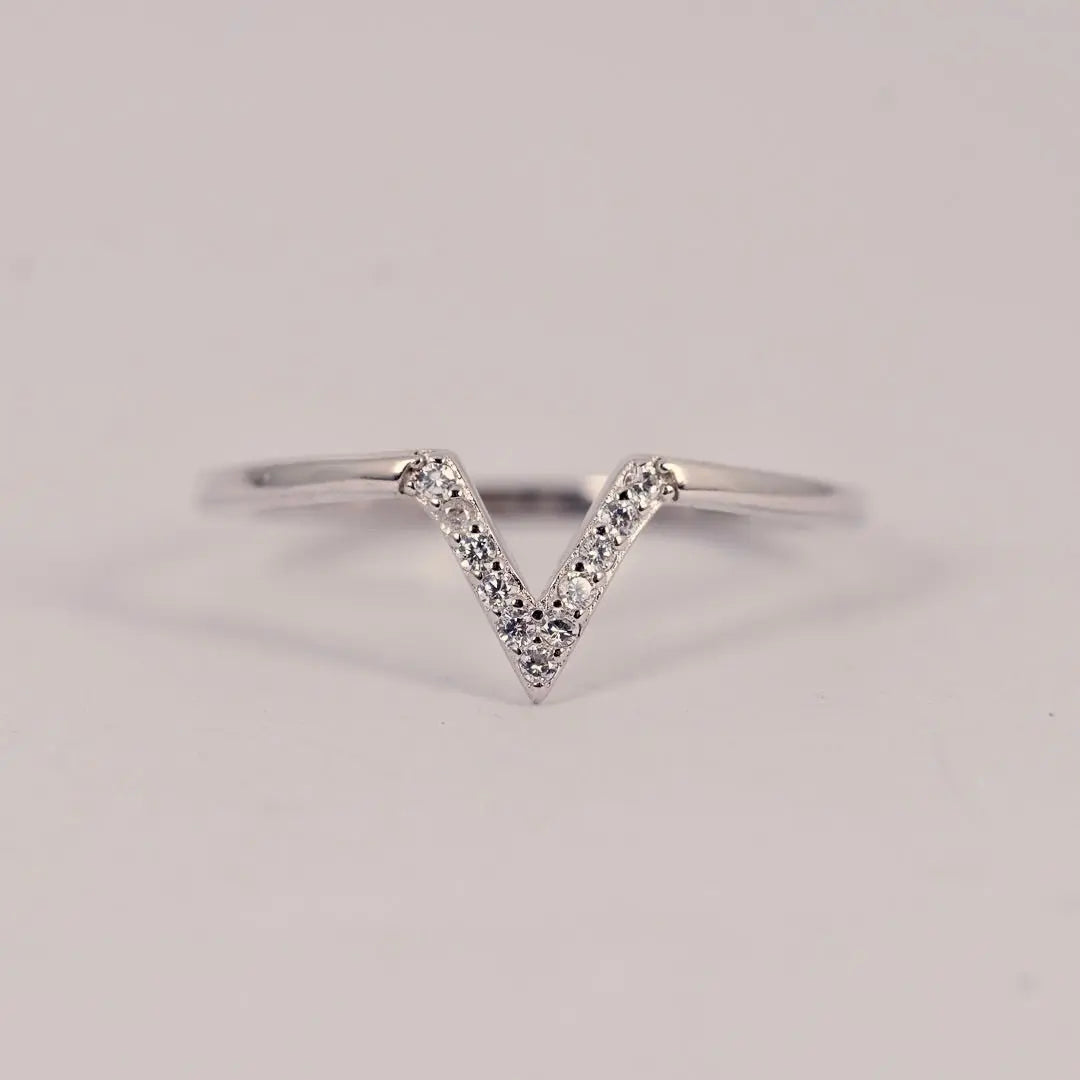 Vera – V - formad silverring med zirkoner - L8Hasselblad