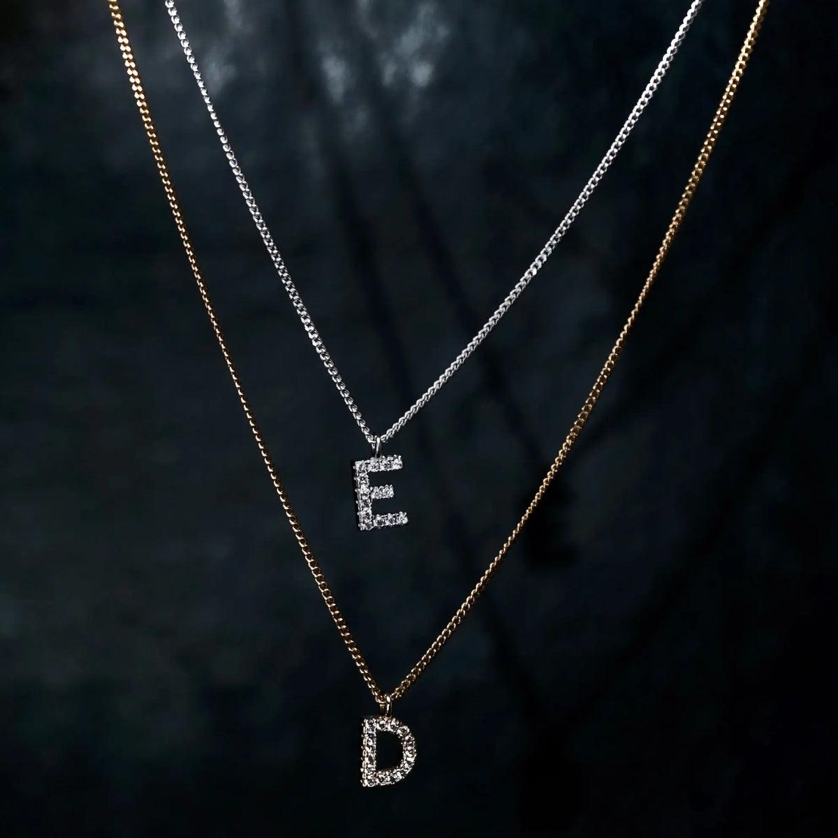 Zirkonbokstäver - Halsband L8Hasselblad