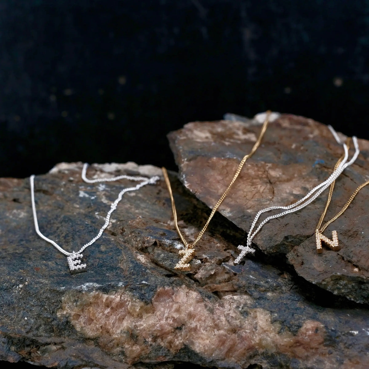 Zirkonbokstäver - Halsband L8Hasselblad