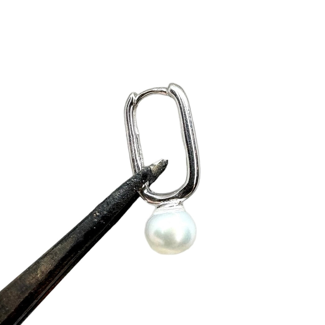 Dangling earrings with pearls