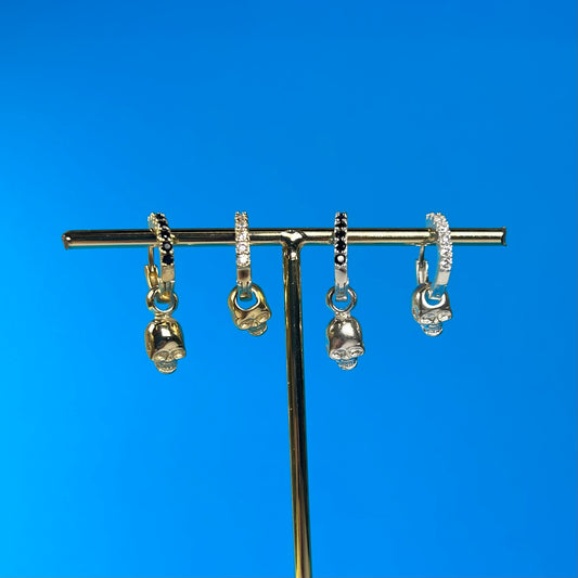 Hanging earring with small skulls