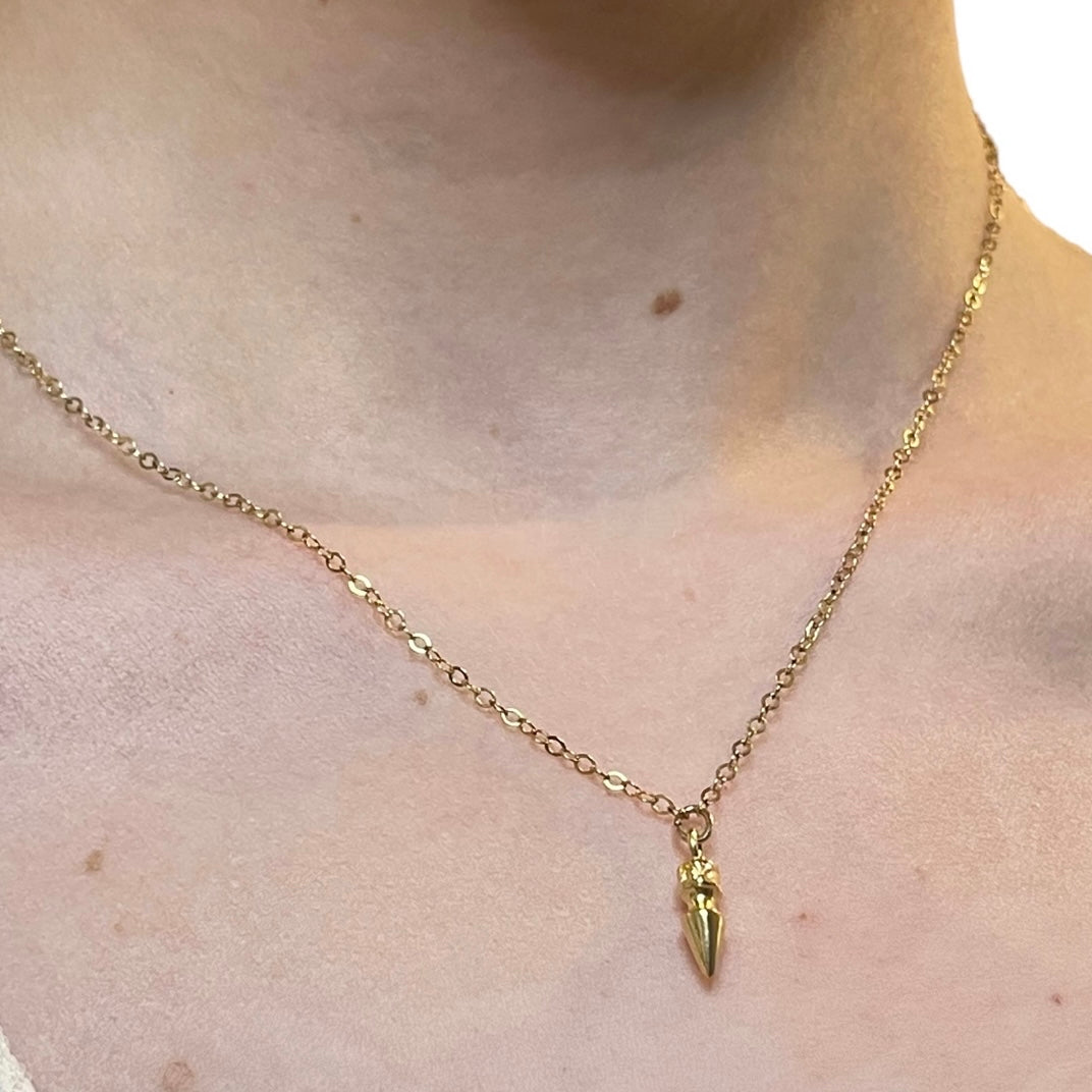 The shiny rivet necklace