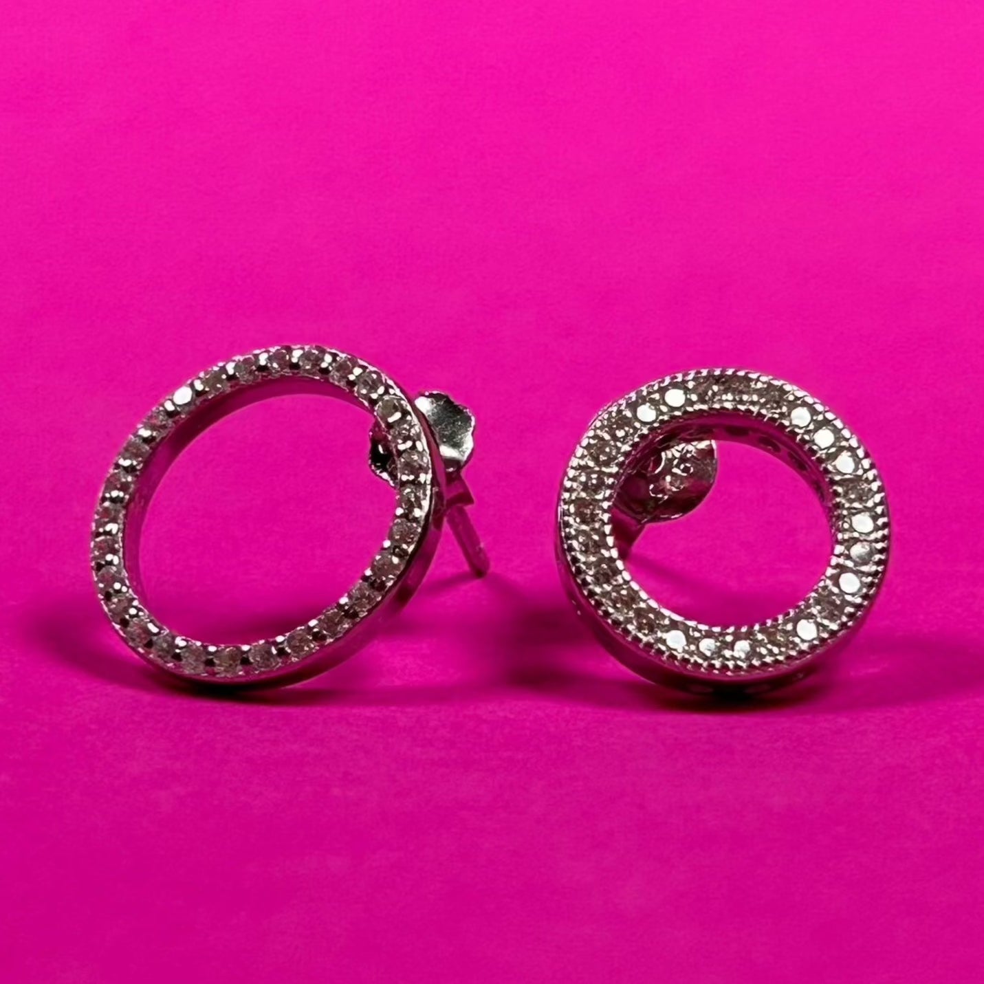 Stud earring with circles &amp; zircons