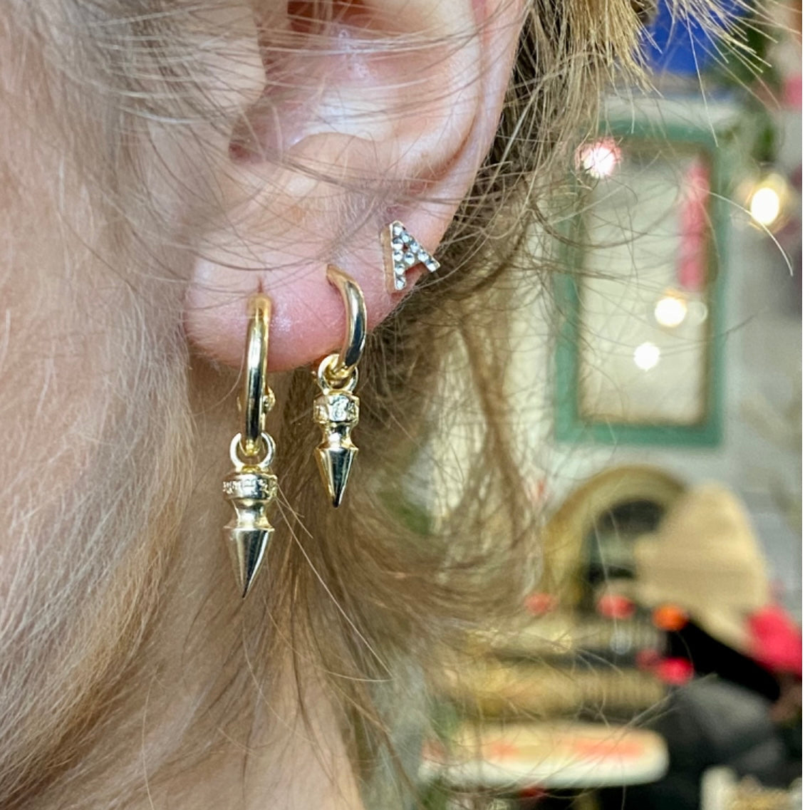 Stud earring with shiny rivet