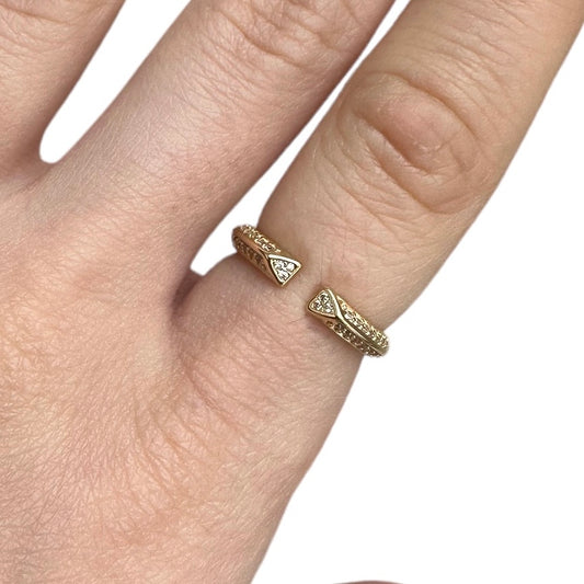 Elegant ring with zircons