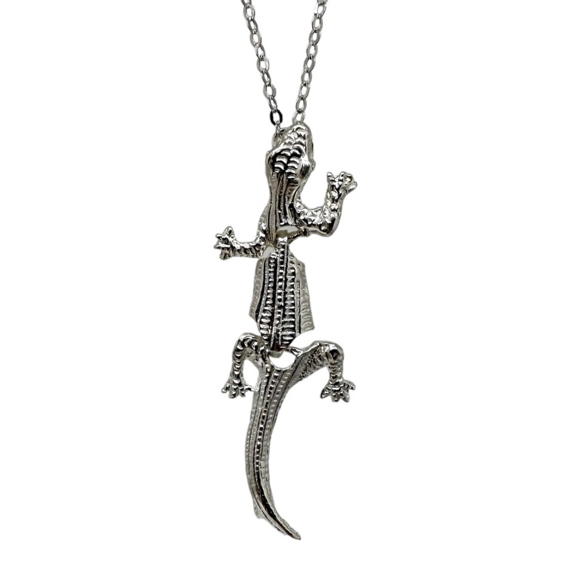 Fitted necklace with lizard