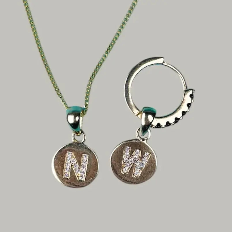 Berlock - Bokstavsbricka med Zirkoner i Silver - L8Hasselblad