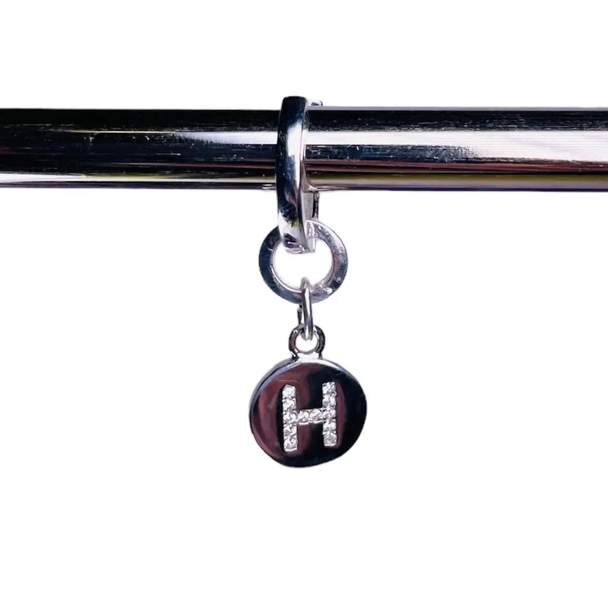 Berlock - Bokstavsbricka med Zirkoner i Silver - L8Hasselblad