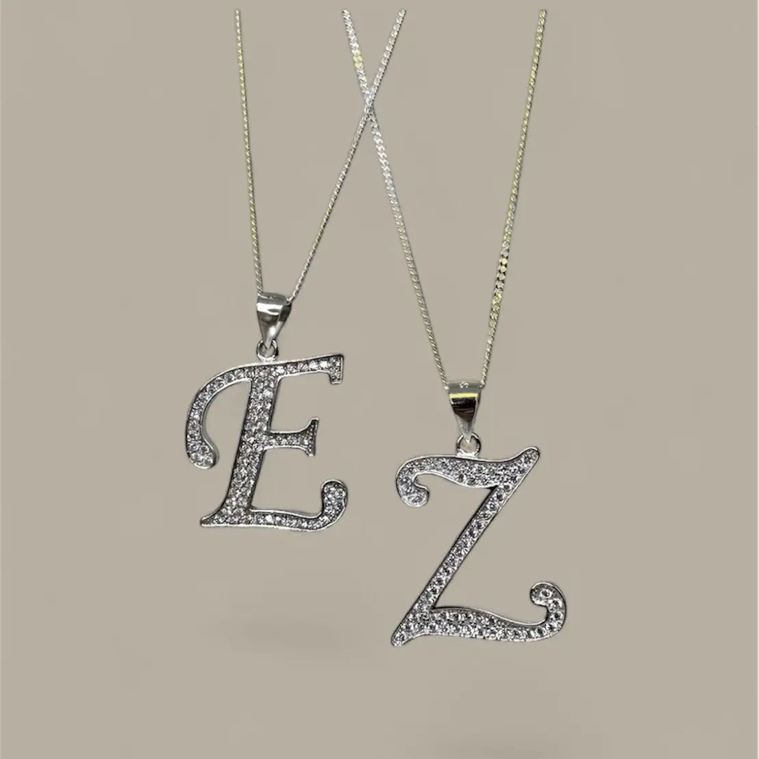 Berlock - Stora Bokstäver med Zirkoner - L8Hasselblad