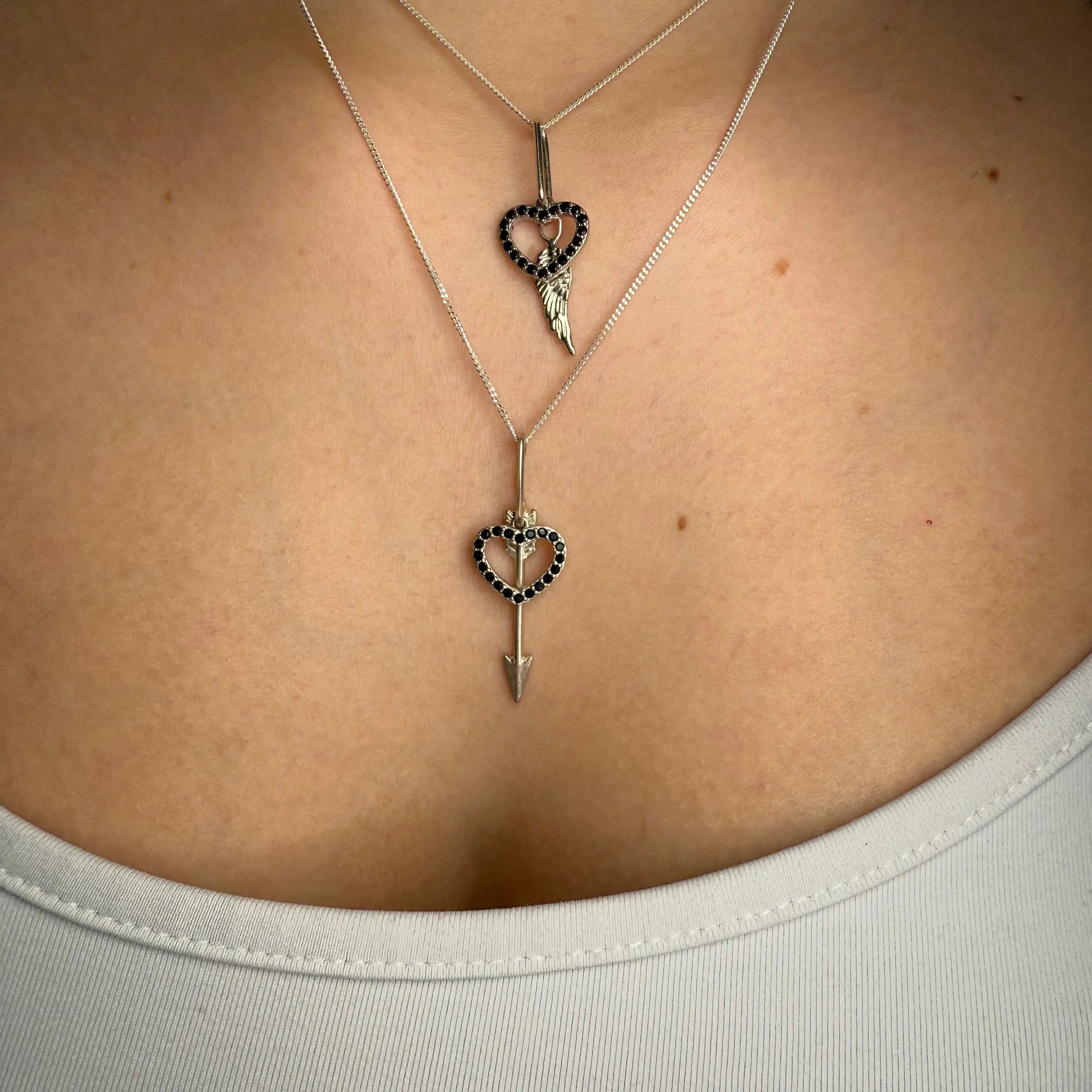 Berlock - Zirkonhjärta med pil och fjäder - L8Hasselblad