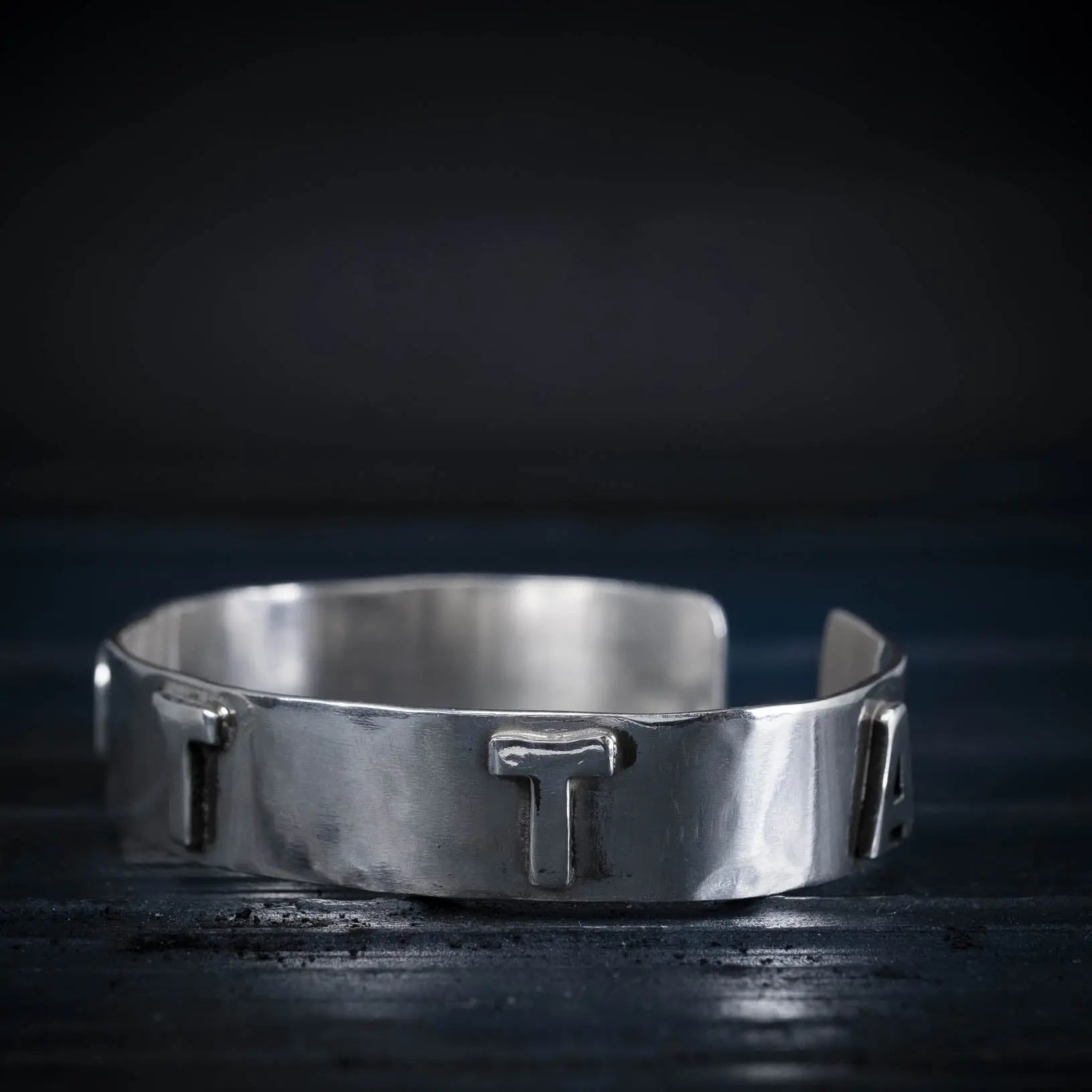 Brett ordarmband L8Hasselblad