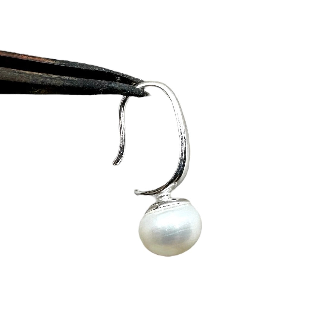 Dangling earrings with pearls