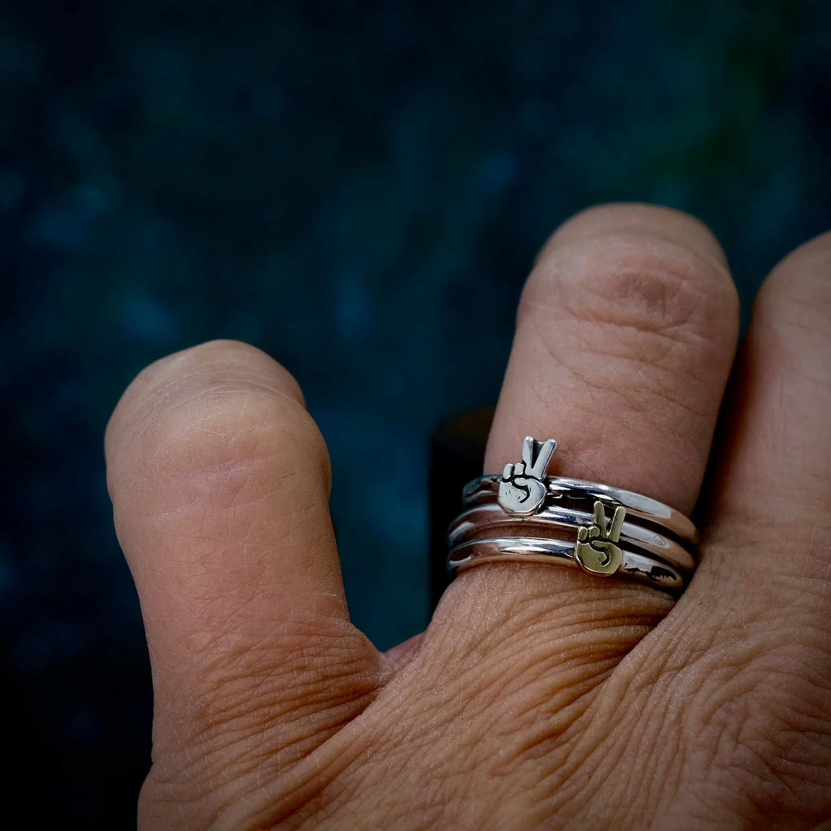 Peace Hands - 2mm Ring L8Hasselblad