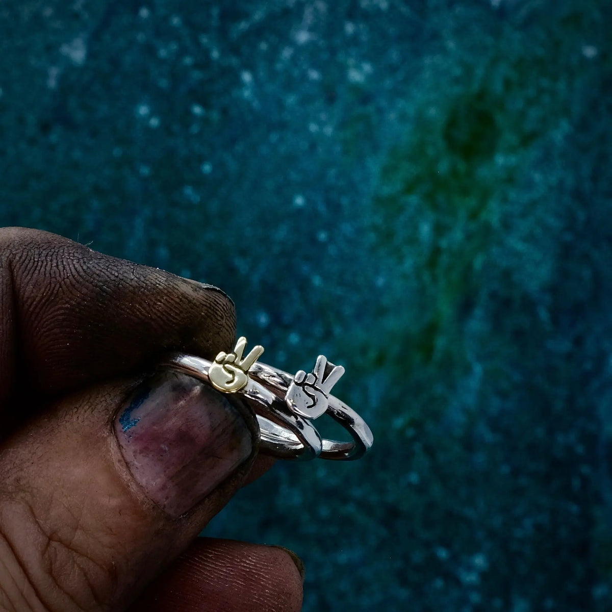Peace Hands - 2mm Ring L8Hasselblad